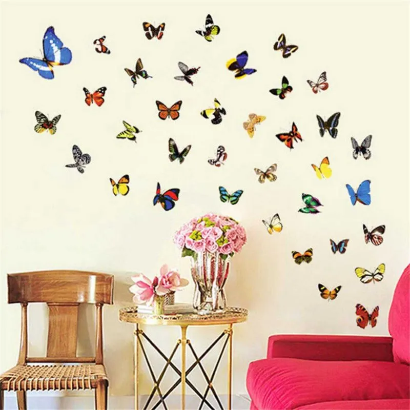 Розовая стена с бабочками
