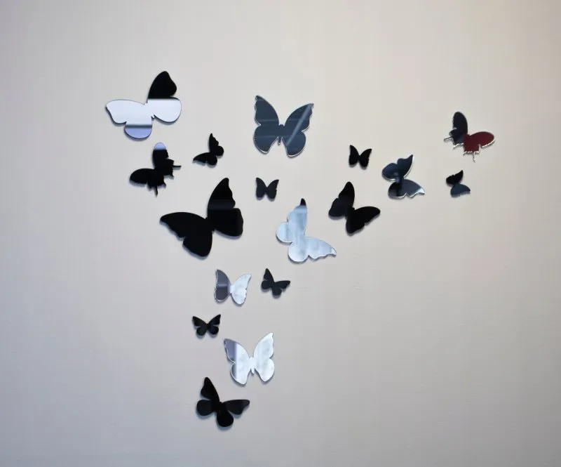 Рой бабочек на стене