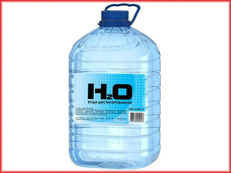 Дистиллированную воду можно найти практически в любом строительном или автомагазине, реже встречается в аптеках