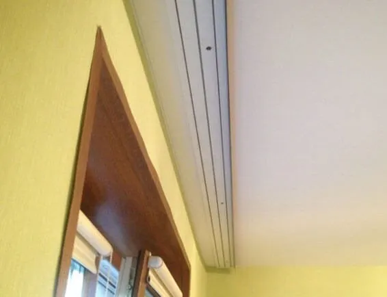 как повесить гардину на потолок