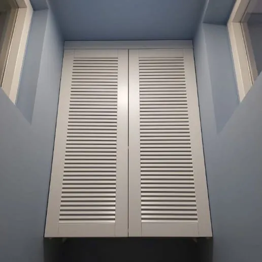 Дверцы в туалет с жалюзийной рейкой