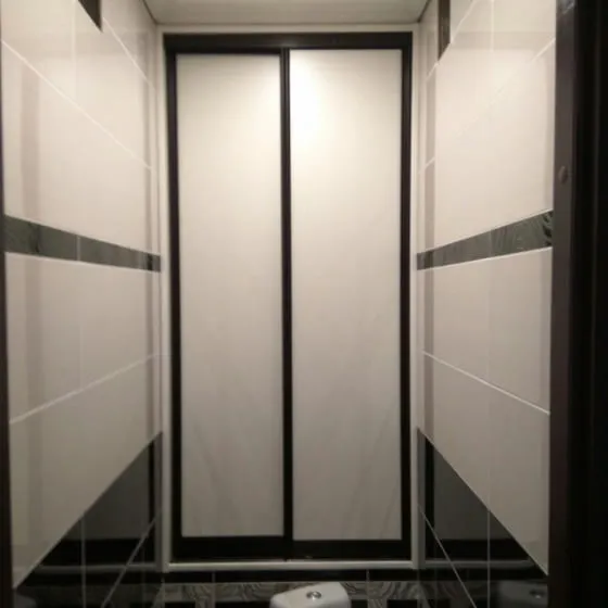 Двери купе в туалете за унитазом