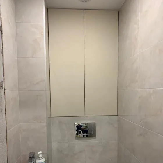 Дверки в туалете с системой открывания Push-to-open