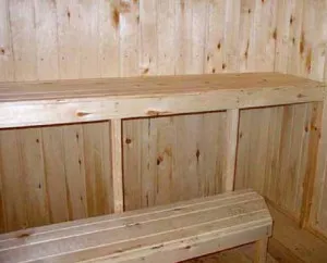 Лавка в баню при высоком одноярусном пологе вообще будет необходима, обратите только внимание на качество выбираемой древесины – на фото мастера этим пренебрегли
