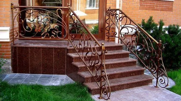 Уличную лестницу следует выбирать, исходя из стиля экстерьера сооружения