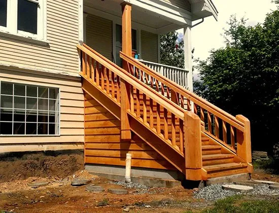 Деревянная наружная лестница - отличное решение для фасада частного дома