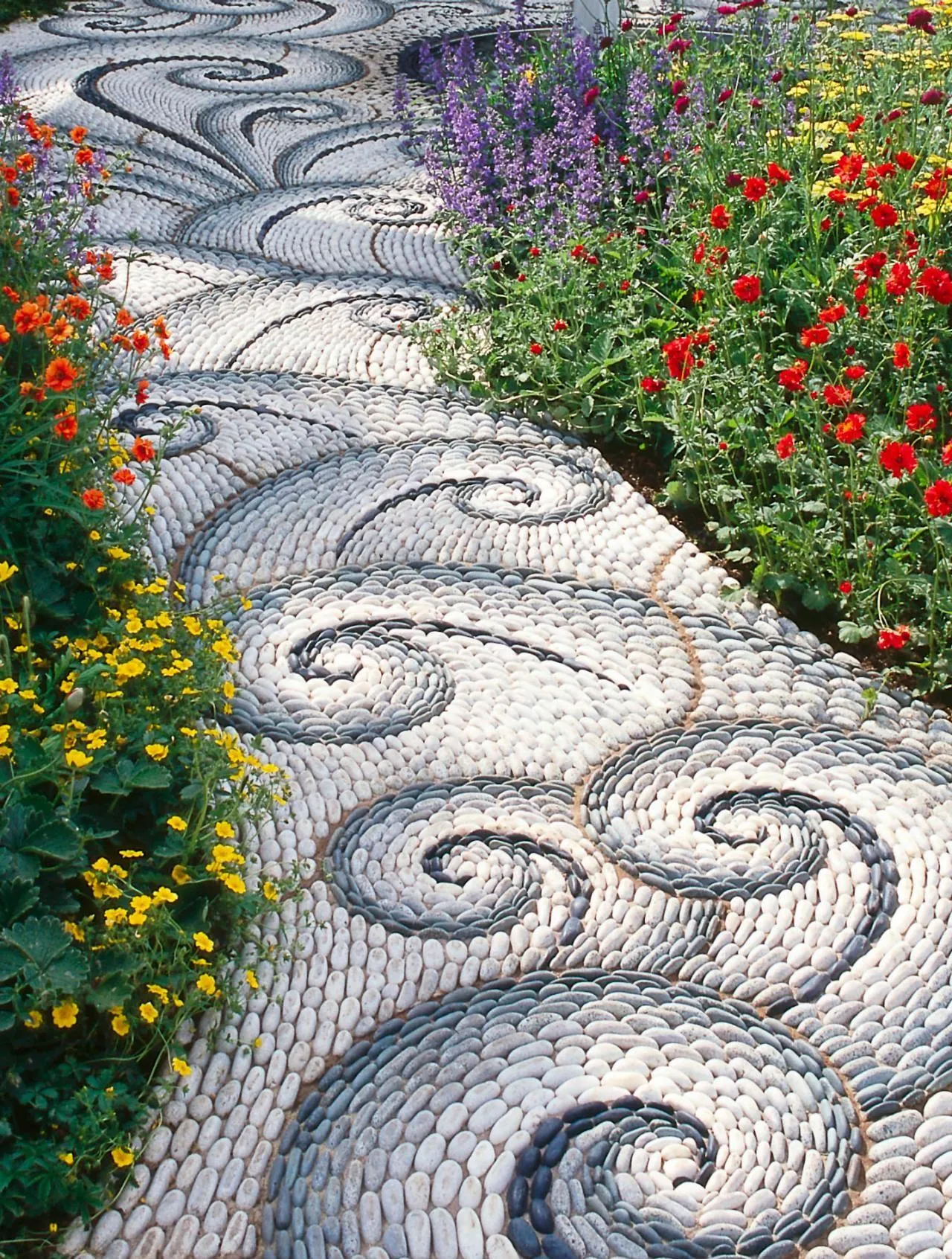 Оригинальная садовая дорожка с морским узором из разноцветных камней