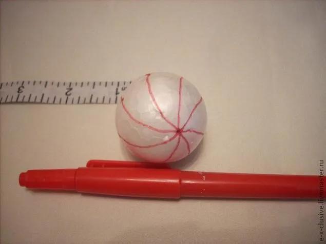 Пенопластовый шар размечается прямыми или изогнутыми (как на фото) линиями