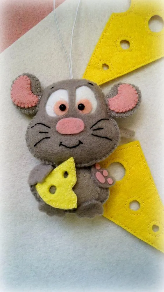 Мышь с сыром на елку