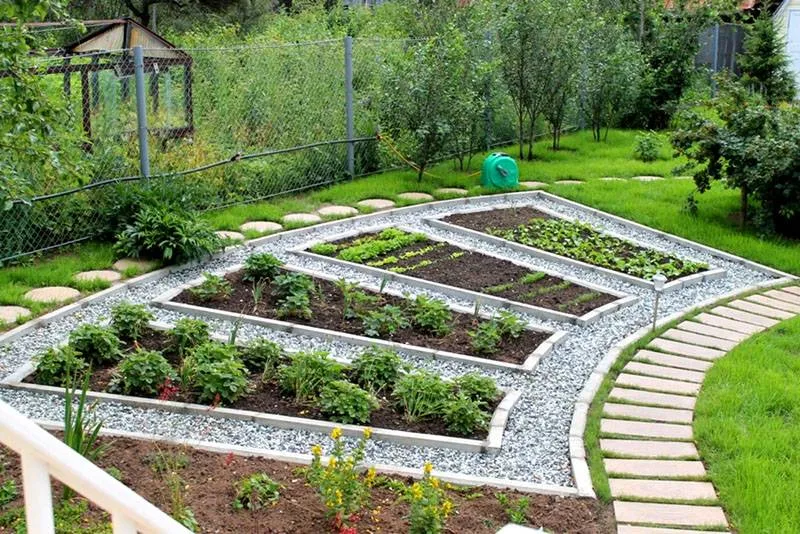 Аккуратный огород с конструкциями одинакового размера