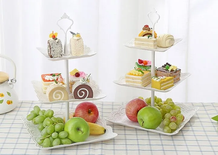Стойки для фруктов и пирожных могут стать отличными полочками для хранения мелочей в ванной