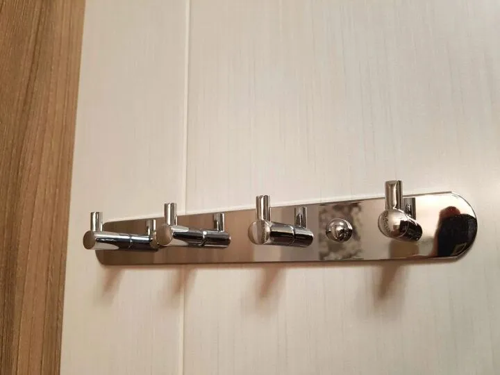 Использование всевозможных планок с крючками позволит развешать на стенах ванной всё, что должно быть под рукой