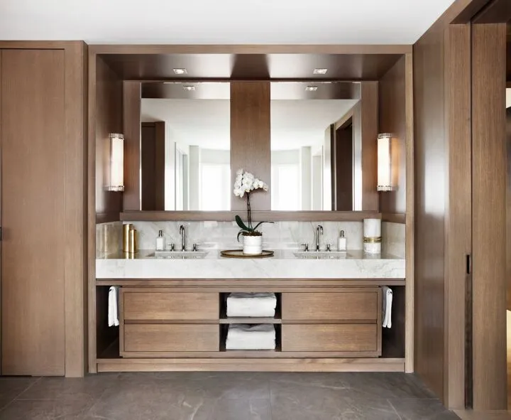 Узкая встроенная мебель в ванной комнате не займёт много места, но обеспечит местами хранения