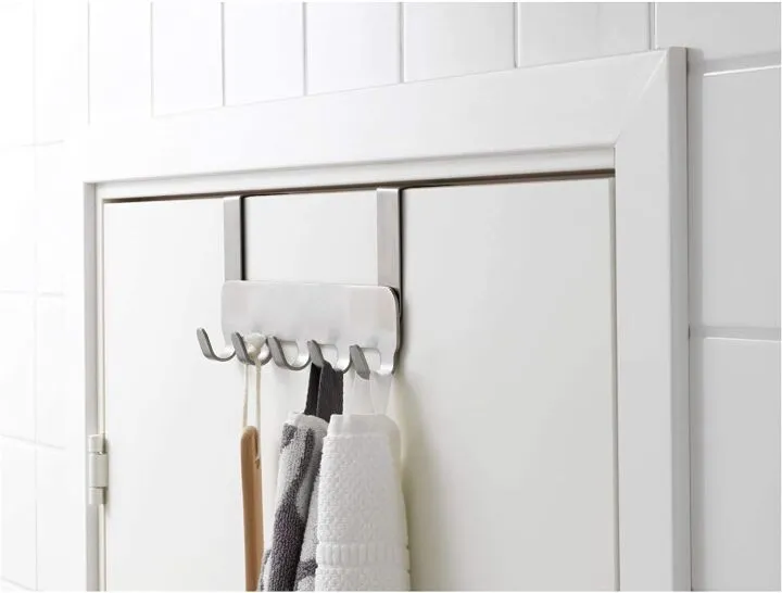 Поверхность двери в ванной – это отличная возможность повесить полотенца и халаты