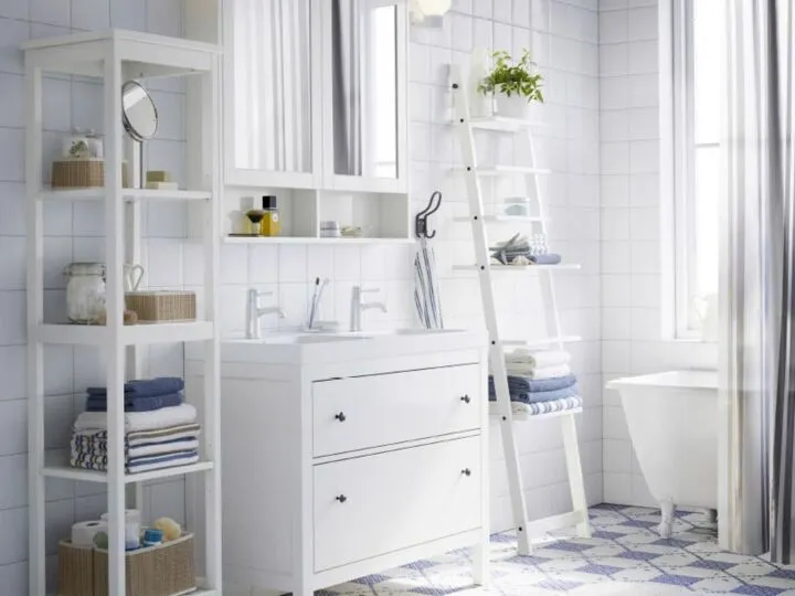 Лестница или стремянка может быть очень полезна в ванной комнате