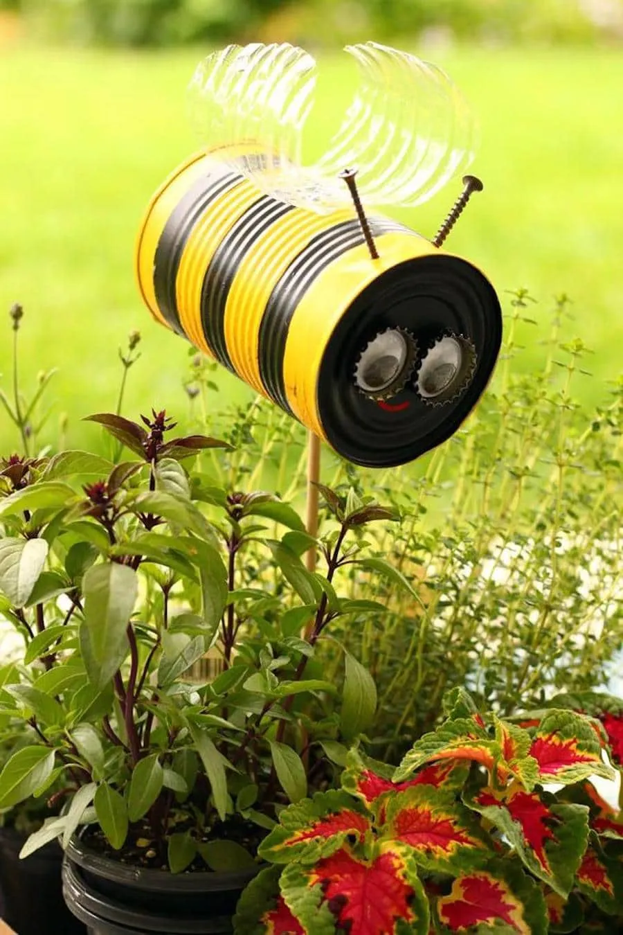 Пчелка из жестяной банки станет прекрасным дополнением для клумбы в саду