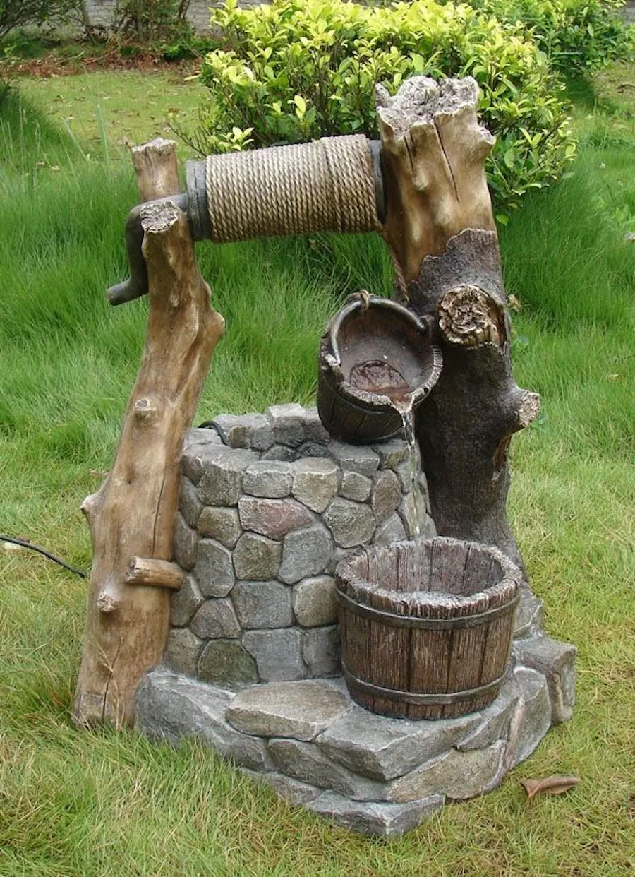 Декоративный колодец из стволов дерева и камней