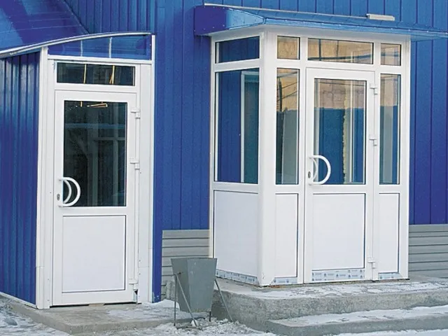 Входные пластиковые двери со стеклопакетом в Москве и Подмосковье