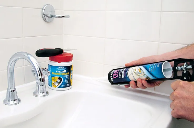 Стык между стеной и ванной — способы заделки щели, варианты, полезные советы