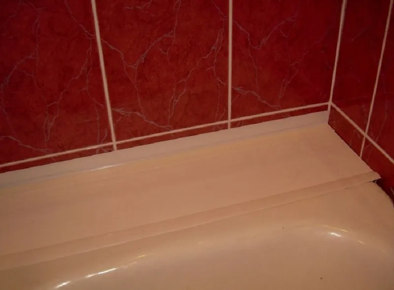 Стык между стеной и ванной — способы заделки щели, варианты, полезные советы