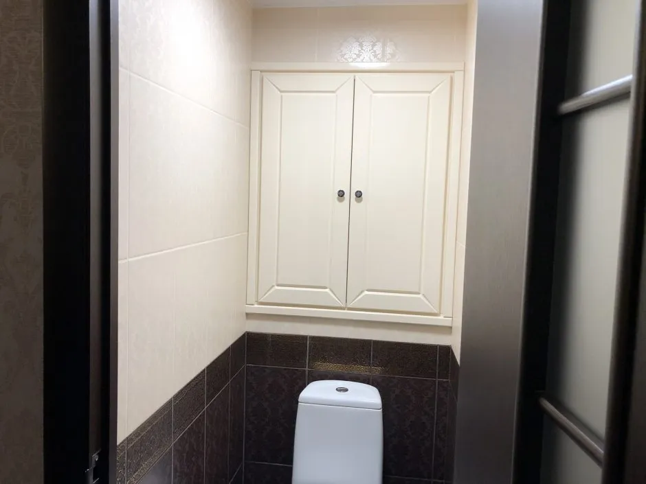Шкаф в туалете для закрытия труб